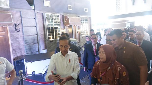 Jokowi sempat diajak berswafoto oleh warga
