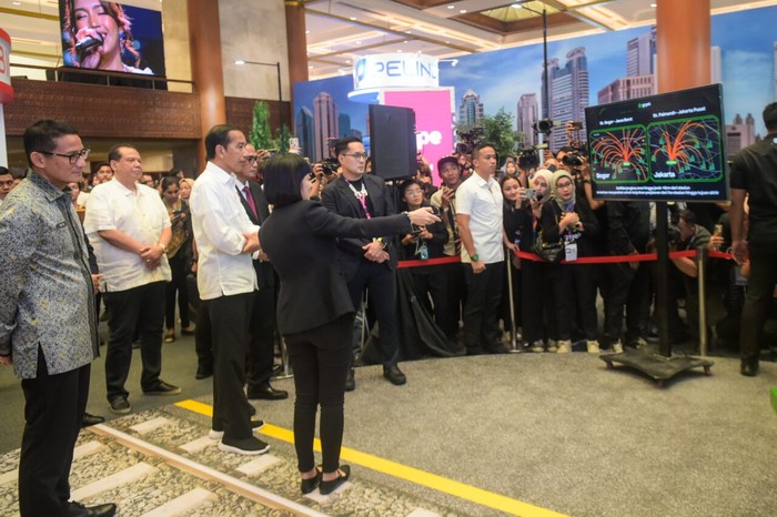 Jokowi tinjau booth Gojek di Hub Space X KAI 2023.