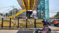 JPO tersebut dilengkapi lift di kedua sisi untuk mempermudah akses bagi pengguna JPO.   