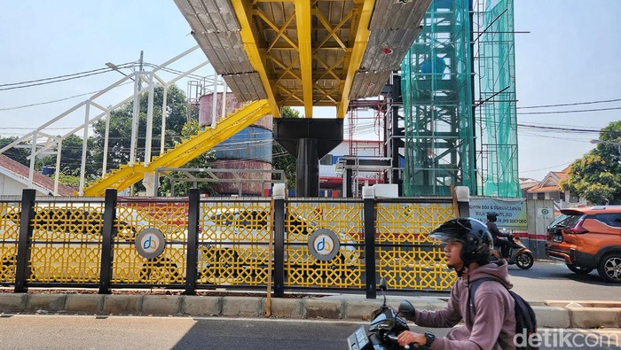 Para pekerja menyelesaikan proyek pembuatan Jembatan Penyeberangan Orang (JPO) di Jl Soepomo, Tebet, Jakarta Selatan, Jumat (29/9/2023).