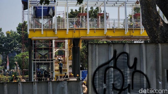 Para pekerja menyelesaikan proyek pembuatan Jembatan Penyeberangan Orang (JPO) di Jl Soepomo, Tebet, Jakarta Selatan, Jumat (29/9/2023).