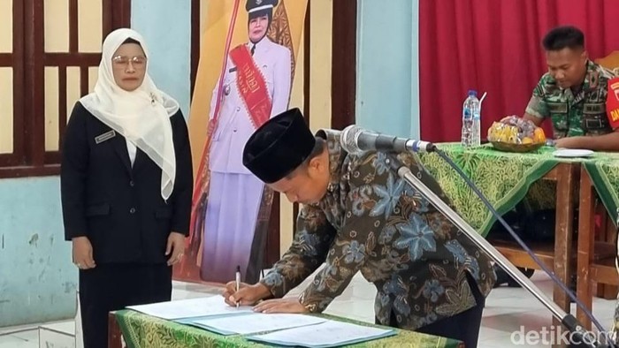 Kustiyah mengikuti Sertijab kades di balai desa, Jumat (29/9/2023) siang.