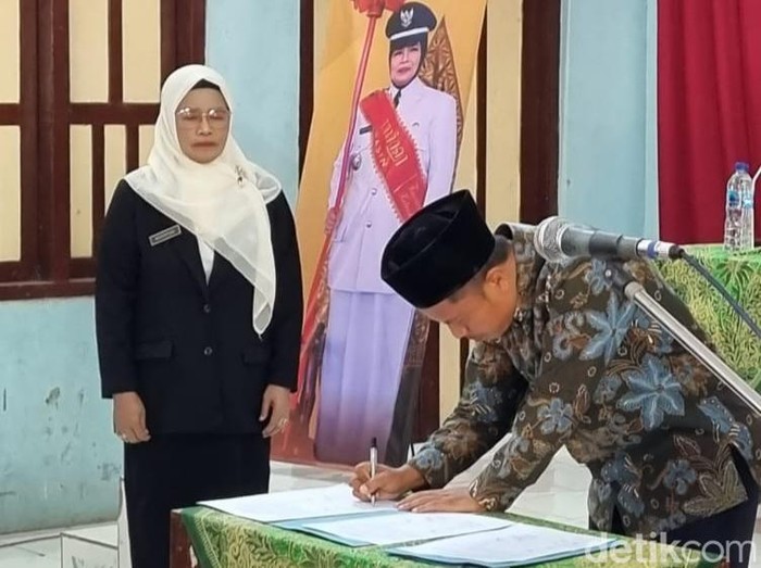 Kustiyah mengikuti Sertijab kades di balai desa, Jumat (29/9/2023) siang.