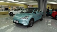 Jika ada konsumen yang ingin bertanya mengenai mobil listrik Neta, sales promotion dengan sigap melayani. Foto: dok. Neta Auto Indonesia