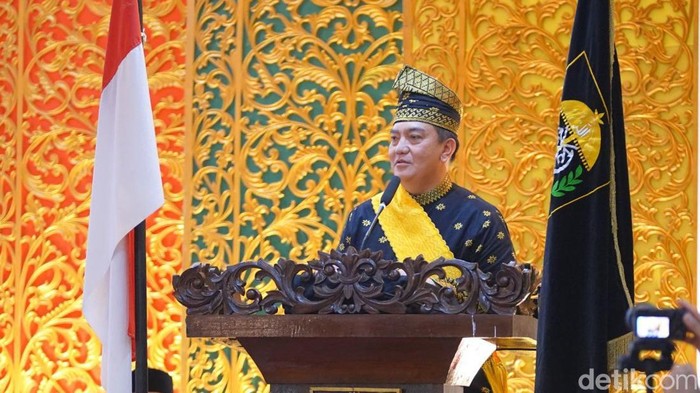 Kapolda Riau Irjen Mohammad Iqbal saat menerima gelar dari LAM Riau