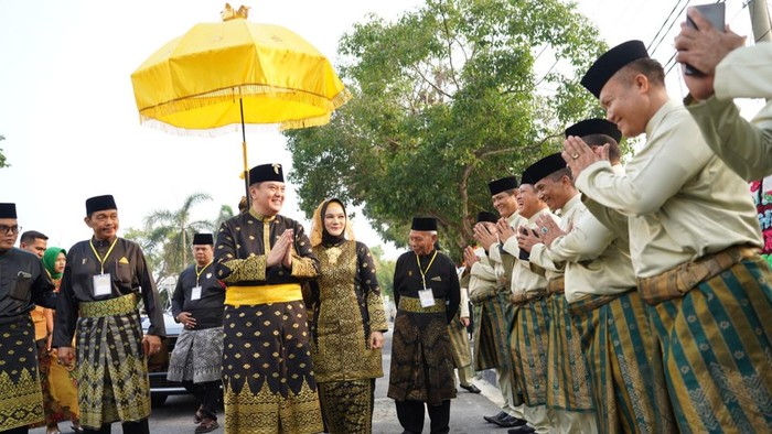 Kapolda Riau Muhamamad Iqbal saat menerima gelar dari LAM Riau. (Dok Polda Riau)