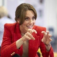 Ia beberapa kali terlihat memakainya di berbagai kesempatan, salah satunya saat menyambangi Denmark tahun lalu. Kate kemudian melengkapi gayanya dengan flat shoes hitam yang senada dengan celananya. (Foto: Paul Grover/Pool Photo via AP)