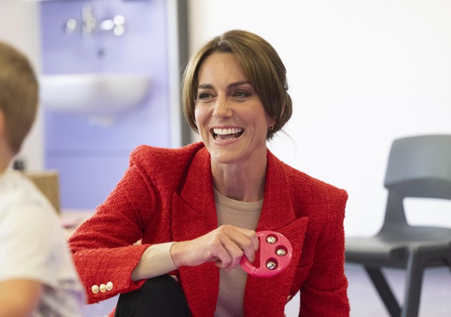 Daily Mail mengabarkan, luaran yang bahannya menyerupai tweed itu merupakan salah satu fashion item favorit Kate keluaran Zara. (Foto: Paul Grover/Pool Photo via AP)