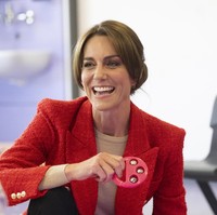 Daily Mail mengabarkan, luaran yang bahannya menyerupai tweed itu merupakan salah satu fashion item favorit Kate keluaran Zara. (Foto: Paul Grover/Pool Photo via AP)