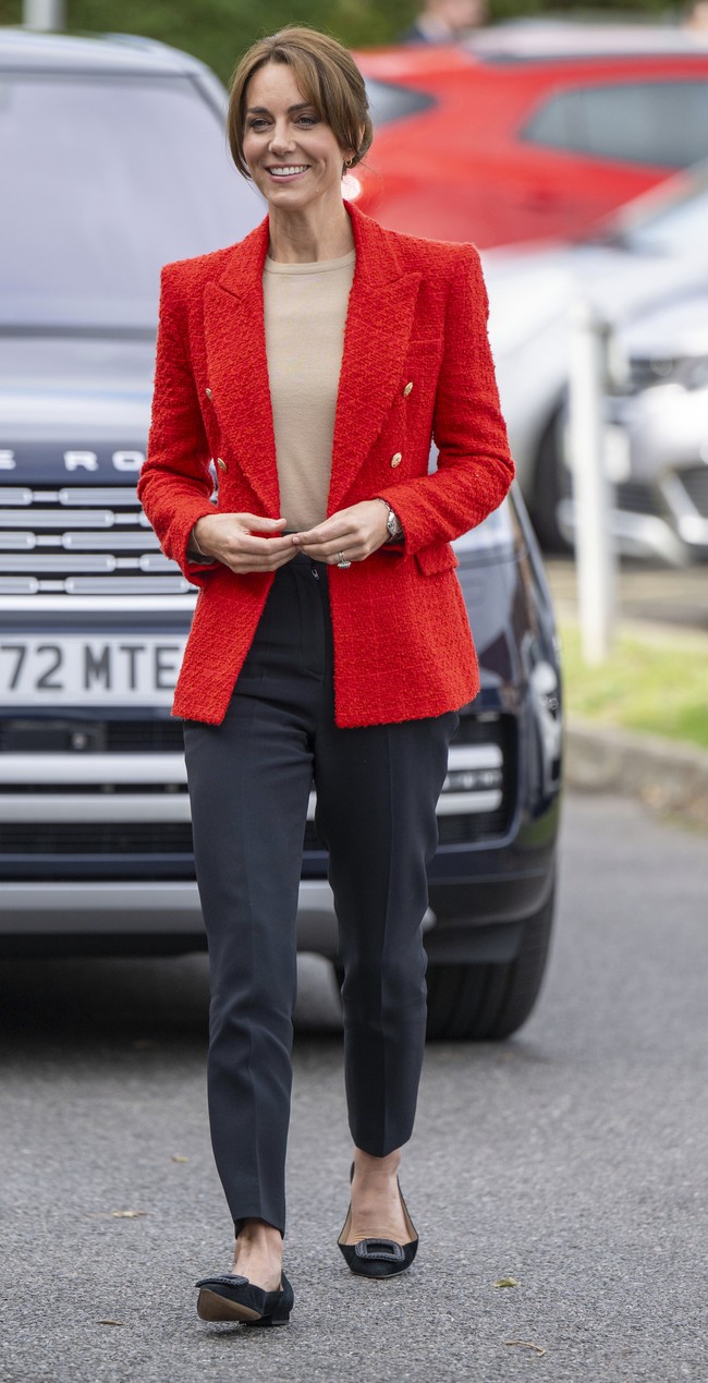 Pada Rabu (27/9/2023), istri Pangeran William itu berkunjung ke pusat pendidikan anak berkebutuhan khusus di Kent, Inggris. Untuk lawatan tersebut, penampilan preppy menjadi andalan Kate dengan kombinasi blazer merah tomat yang membungkus kaus nude, dan celana hitam high-waist. (Foto: Paul Grover/Pool Photo via AP)