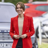 Pada Rabu (27/9/2023), istri Pangeran William itu berkunjung ke pusat pendidikan anak berkebutuhan khusus di Kent, Inggris. Untuk lawatan tersebut, penampilan preppy menjadi andalan Kate dengan kombinasi blazer merah tomat yang membungkus kaus nude, dan celana hitam high-waist. (Foto: Paul Grover/Pool Photo via AP)