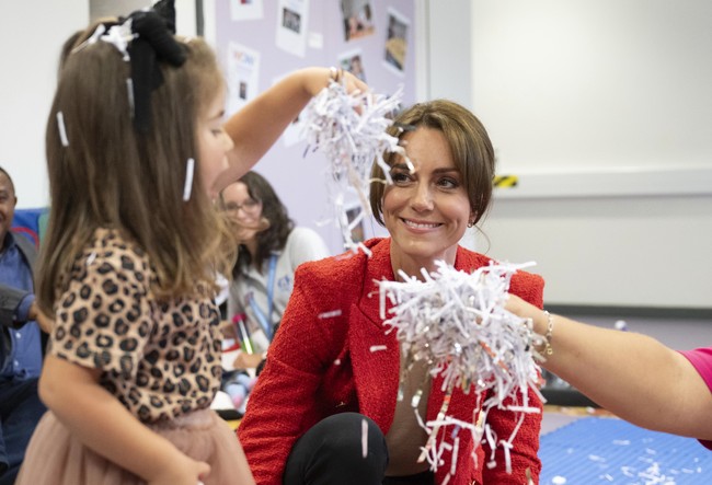 Dalam kesempatan tersebut, Kate yang aktif dalam kegiatan kampanye kesehatan mental sempat bermain dengan seorang bocah perempuan bernama Skylar. Foto: Paul Grover/Pool Photo via AP