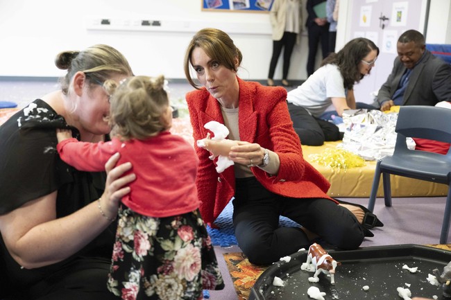Terlepas dari gaya berbusananya yang selalu memikat, sorotan juga tertuju pada hair do Kate. Biasa tampil dengan rambut ikalnya yang tergerai bebas, ibu tiga anak ini bersolek dengan hairdo berponi dan diikat dalam tampilan bun yang chic. Foto: Paul Grover/Pool Photo via AP