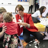 Terlepas dari gaya berbusananya yang selalu memikat, sorotan juga tertuju pada hair do Kate. Biasa tampil dengan rambut ikalnya yang tergerai bebas, ibu tiga anak ini bersolek dengan hairdo berponi dan diikat dalam tampilan bun yang chic. Foto: Paul Grover/Pool Photo via AP