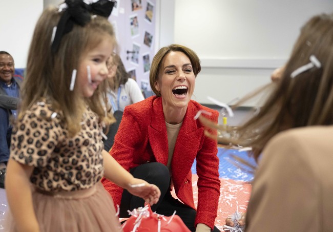 “Dia anak yang manis,” ujar perempuan 41 tahun itu seperti dikutip Daily Mail. Ia juga berkesempatan menemui Darcie yang terlahir dengan kondisi Down Syndrome. Keduanya menikmati momen melukis gelas kertas bersama. (Foto: Paul Grover/Pool Photo via AP)