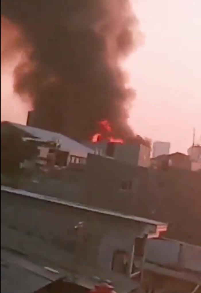 Kebakaran terjadi di permukiman padat penduduk di kawasan Kemayoran, Jakarta Pusat (Jakpus). Seratus lebih personel pemadam kebakaran (damkar) dikerahkan ke lokasi kebakaran. (Twitter @humasjakfire)