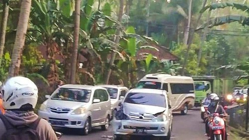 Mobil Toyota Avanza yang membawa dua wisatawan Prancis mengalami kecelakaan di Jalur Amlapura-Denpasar tepatnya di Banjar Dinas Samuh, Desa Bugbug, Karangasem karena sopir mengantuk pada Jumat (29/9/2023).
