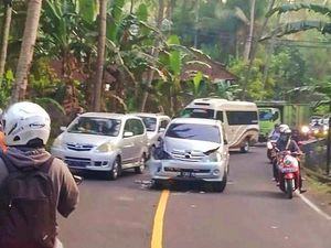 Mobil Ditumpangi 2 Turis Prancis Tabrak Truk di Jalur Amlapura-Denpasar