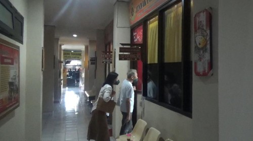 Kedatangan tersangka owner Ayuterra Resort Vincent Juwono bersama istri untuk diperiksa sebagai tersangka di Satreskrim Polres Gianyar, Jumat (29/9/2023). (Putu krista/detikBali)