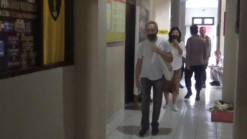 Kedatangan tersangka owner Ayuterra Resort Vincent Juwono bersama istri untuk diperiksa sebagai tersangka di Satreskrim Polres Gianyar, Bali, Jumat (29/9/2023). (Putu Krista/detikBali)