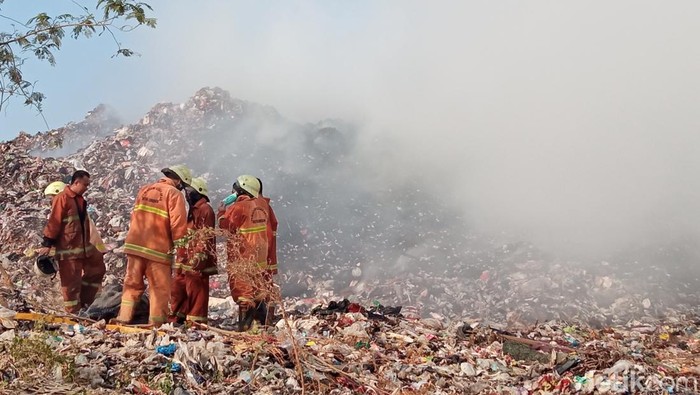 Kepulan asap di TPA Kopiluhur, Cirebon