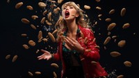 Swifties! Begini nih potret keren Taylor Swift versi AI bersama makanan favoritnya, cookies. Terlihat artistik!
