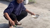Punya banyak followers di TikTok, Yogi dapat tantangan untuk masak ayam goreng dengan panasnya sinar matahari. Foto: Instagram/TikTok