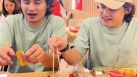 Cicip sushi, keduanya tak sabar melahap berbagai jenis sushi yang mereka inginkan. Foto: Instagram/TikTok