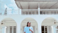  Di Instagramnya sendiri, Yogi cukup aktif membagikan momen ngopi dan kulinerannya. Seperti momennya ngopi di kafe bernuansa serba putih. Foto: Instagram/TikTok