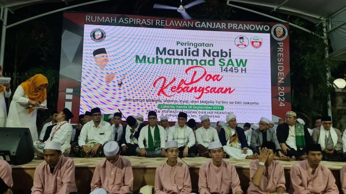 Ketua Tim Koordinasi Relawan Pemenangan Pemilu Presiden 2024 Ahmad Basarah dalam acara Maulid Nabi SAW yang digelar di Rumah Aspirasi Relawan Ganjar Pranowo, Jakarta, Kamis (28/9).