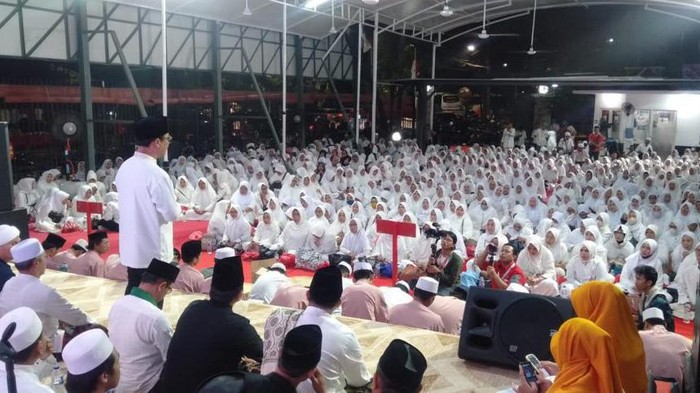 Ketua Tim Koordinasi Relawan Pemenangan Pemilu Presiden 2024 Ahmad Basarah dalam acara Maulid Nabi SAW yang digelar di Rumah Aspirasi Relawan Ganjar Pranowo, Jakarta, Kamis (28/9).