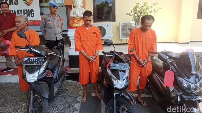 Ketut Danu Indrawan (tengah) ditangkap karena mencuri sepeda motor dengan cara menyamar jadi siswa SMA.