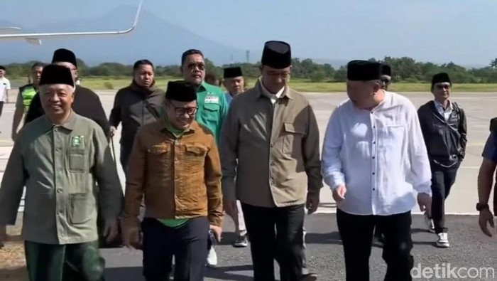 KH Badul Ghofar saat menyambut kedatangan pasangan AMIN di Bandara Blimbingsari Banyuwangi