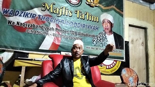 Kiai Yusuf Prianadi menjelaskan videonya yang viral saat berdoa meminta Malaikat Jibril menurunkan uang untuk membangun masjid. (Bahtiar Rifai/detikcom)