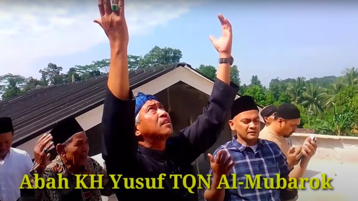Kiai Yusuf Prianadi menjelaskan videonya yang viral saat berdoa meminta Malaikat Jibril menurunkan uang untuk membangun masjid. (Bahtiar Rifai/detikcom)