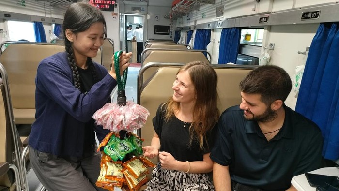 Nostalgia pedagang asongan di kereta