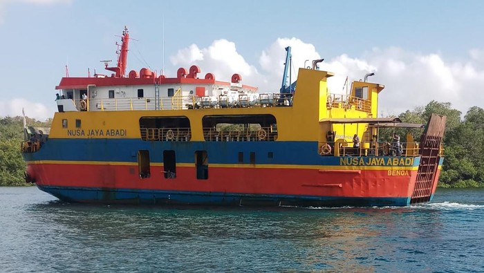 KMP Nusa Jaya Abadi yang melayani penyeberangan Nusa Penida-Pelabuhan Padangbai, Bali.