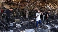 Informasi awal menunjukkan bahwa bangunan itu terbuat dari bahan konstruksi yang sangat mudah terbakar. (REUTERS/Ahmed Saad)