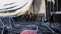 Hal ini yang memicu api menjalar semakin cepat dan membuat gedung runtuh, hingga menewaskan sedikitnya 100 orang dalam insiden tersebut. (REUTERS/Ahmed Saad)  