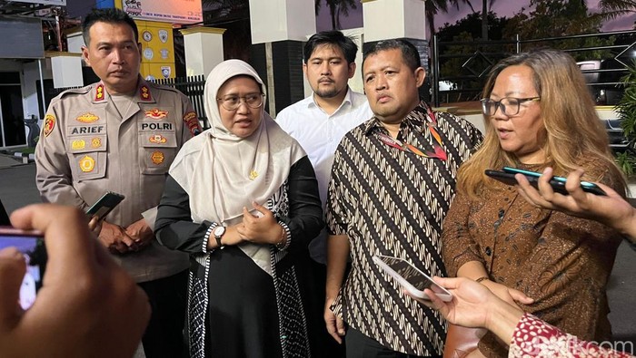 Komisioner KPAI, Ria Puspitarini (berkerudung), bersama Asisten Deputi Perlindungan Khusus Anak dari Kekerasan Kementerian PPPA Ciput Eka Purwiyanti (kanan) memberikan keterangan ke wartawan di Mapolresta Cilacap, Jumat (29/9/2023) malam.