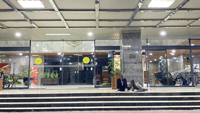 KPK masih menggeledah kantor pusat Kementerian Pertanian (Kementan) yang berlokasi di Ragunan, Jakarta Selatan (Jaksel). Penggeledah yang dilakukan KPK sudah berlangsung hampir selama 12 jam, Jumat (29/9/2023).