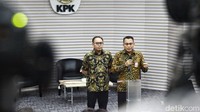KPK menyatakan akan mengumumkan status menteri tersebut saat semua proses penyidikan dianggap cukup.