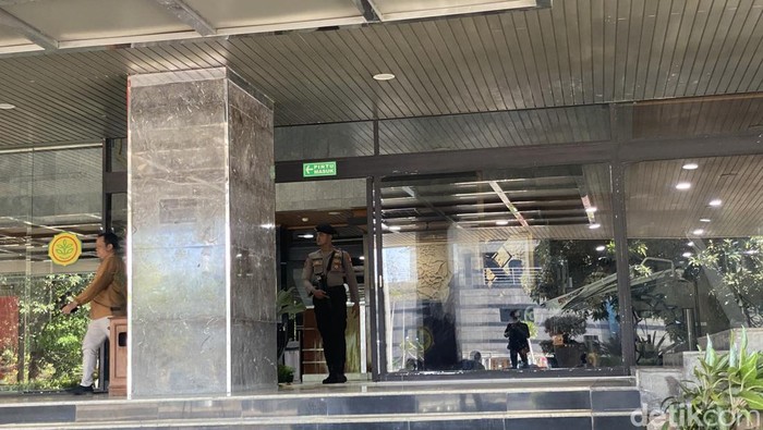 KPK menggeledah Kementerian Pertanian (Kementan) di Ragunan, Jaksel. KPK menyatakan penggeledahan dilakukan di ruangan Mentan dan Sekjen Kementan. (Devi Puspitasari/detikcom)
