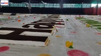 Saking besarnya, pembuatan kue ini dilakukan langsung di atas lantai. Berlokasi di India Selatan sebanyak 96 pria bekerja sama membuat kue berukuran 856 meter persegi ini. Foto: Top Biggest