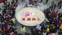 Para konten kreator ini mengadakan festival dengan membuat kue berdiameter 8 meter seberat 2 ton. Berlokasi di Kota Yichun, China Timur, festival ini sengaja dibuat untuk berharap keberuntungan yang identik dengan angka 8. Foto: Top Biggest