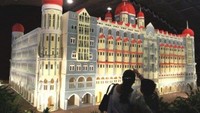 Pada pameran kue tahunan di India menampilkan replika Mumbai Taj Mahal Palace Hotel bertepatan dengan peringatan atas serangan teroris. Kue setinggi 6,7 meter ini menghabiskan hingga 5 ton gula. Foto: Top Biggest