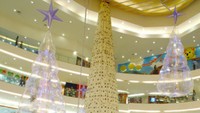 Jelang perayaan Natal pada 2008, sebuah sekolah memasak bernama Hakasima-Nilasari Culinary School menyambutnya dengan kue yang sangat besar. Berlokasi di aula Senayan City, ada kue setinggi 33 meter mirip pohon natal. Foto: Top Biggest