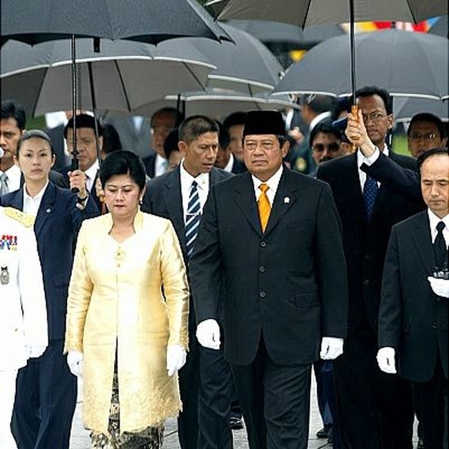 Begini penampilan wanita 40 tahun tersebut ketika menjaga mantan Presiden Indonesia Susilo Bambang Yudhoyono ketika berkunjung ke Korea. Foto: Instagram @suryeon_lee