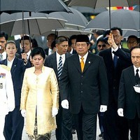 Begini penampilan wanita 40 tahun tersebut ketika menjaga mantan Presiden Indonesia Susilo Bambang Yudhoyono ketika berkunjung ke Korea. Foto: Instagram @suryeon_lee