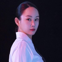 Lee Su Ryeon disebut tumbuh sebagai tomboy yang menyukai latihan fisik sejak kecil. Memiliki kemampuan bela diri, suatu hari Lee Su Ryeon mencoba melamar jadi pengawal presiden karena penasaran dan akhirnya diterima. Foto: Instagram @suryeon_lee